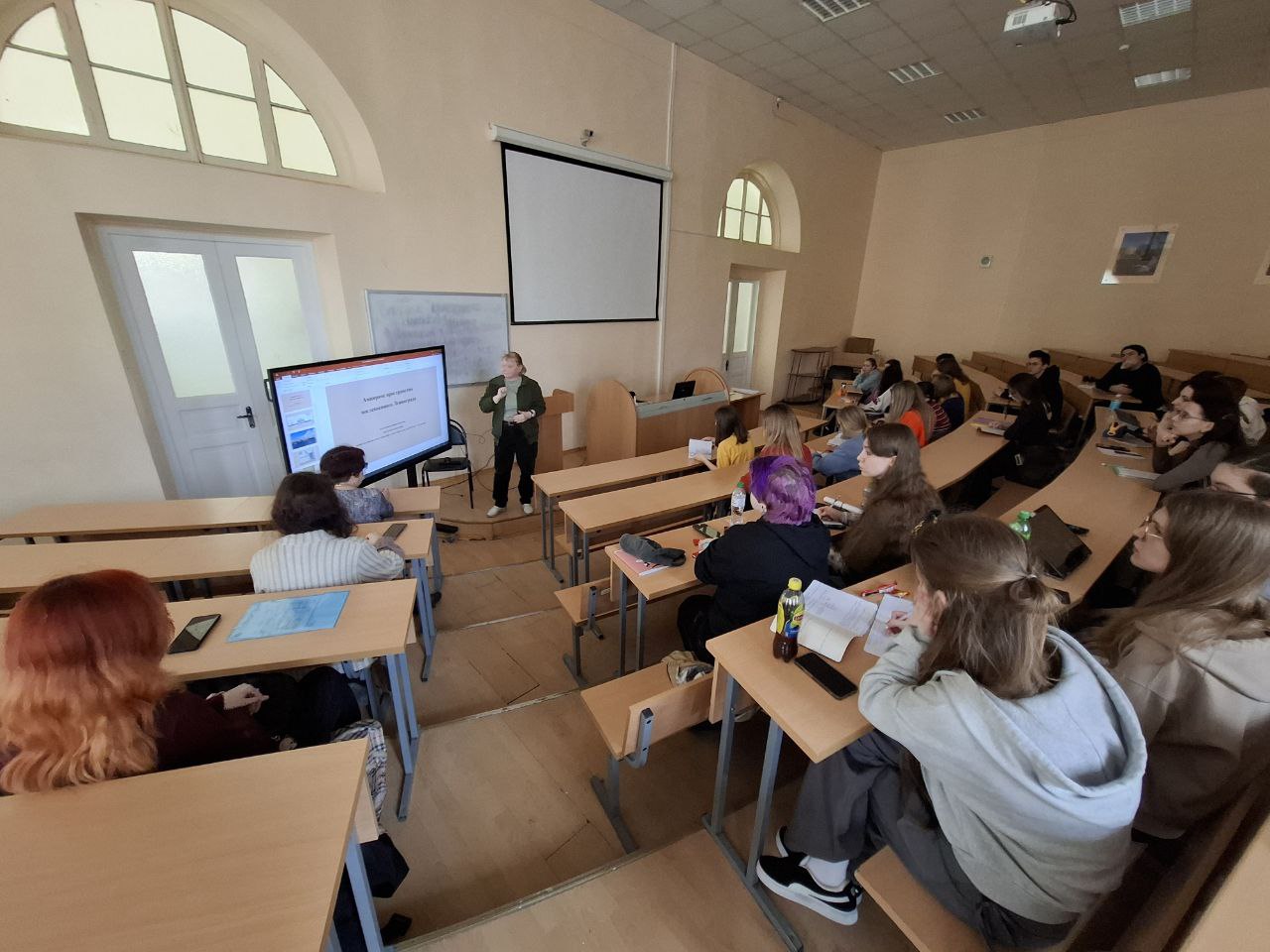 Тему архитектурного пространства послевоенного Ленинграда обсудили на лекции для первокурсников