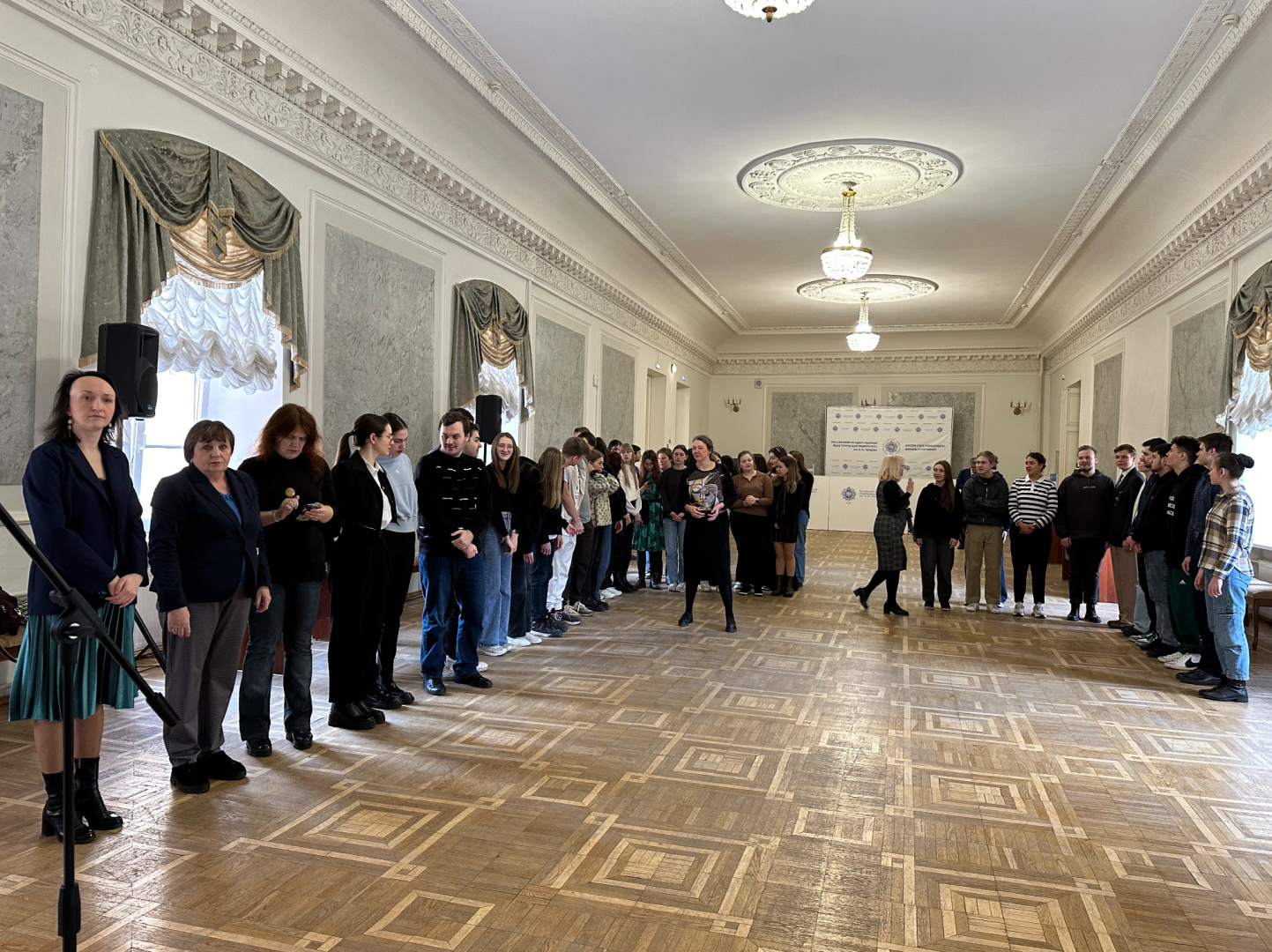 Рабочая неделя в Герценовском университете началась с традиционной торжественной церемонии поднятия флага Российской Федерации