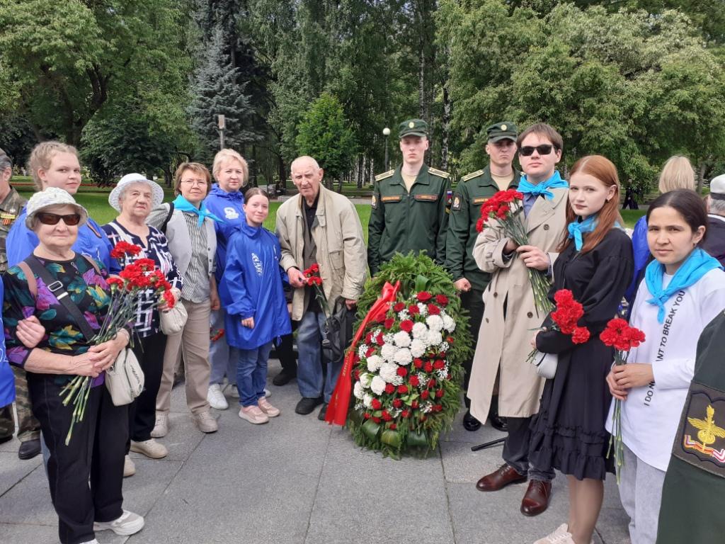 "Волонтеры Блокадной летописи Ленинграда" (рук. Туманова Е.Н.) сопровождали ветеранов-блокадников во время церемонии возложения венков