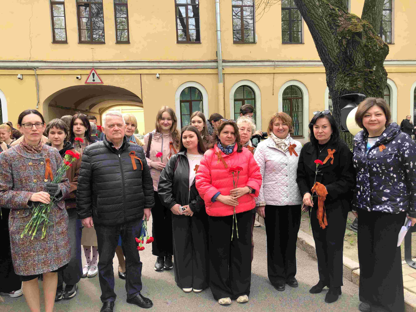 «ПАМЯТЬ СИЛЬНЕЕ ВРЕМЕНИ»: студенты и преподаватели института психологии возложили цветы к Мемориалу «Героям-герценовцам»
