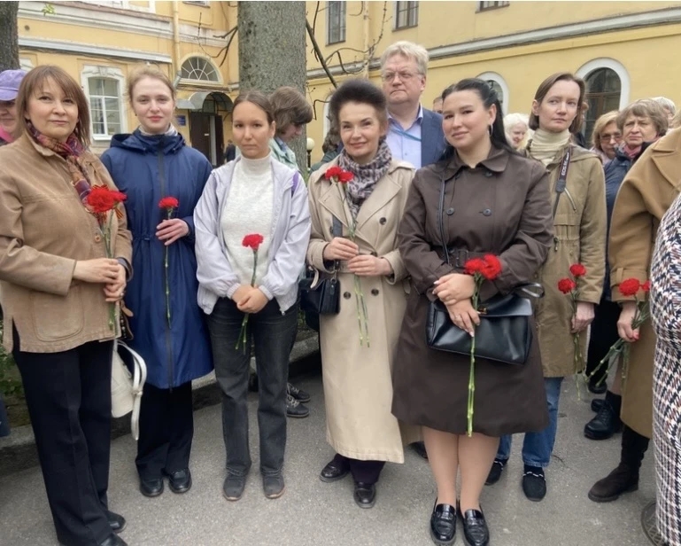 Торжественная церемония возложения цветов к Мемориалу героям-герценовцам