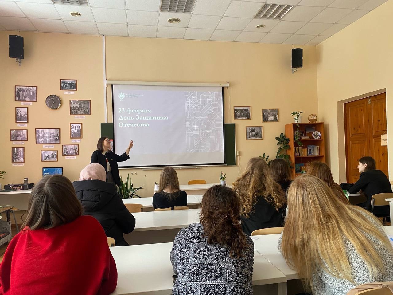 Ко Дню защитника Отечества в институте дефектологического образования и реабилитации были проведены Разговоры о важном для студентов 1 курса.