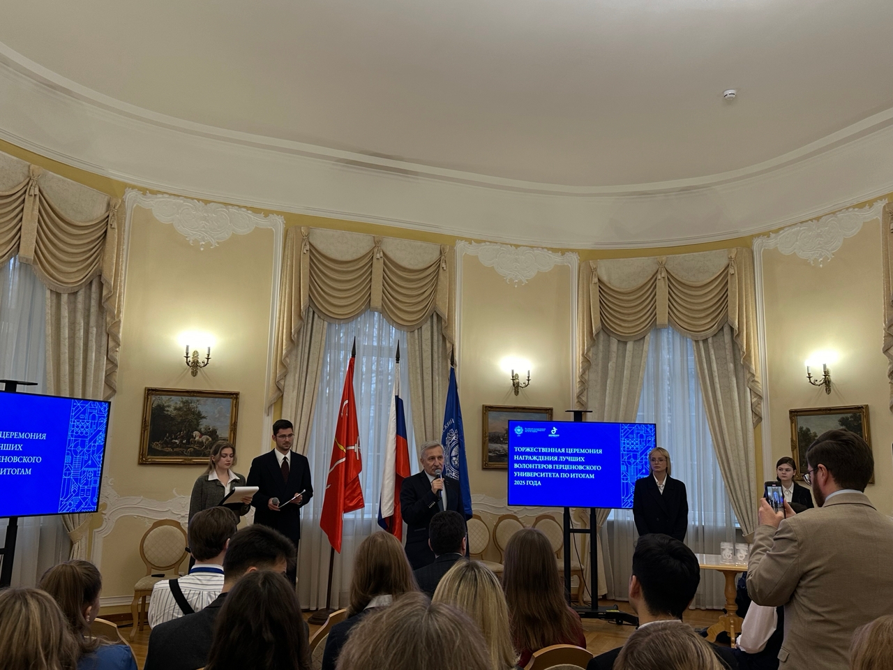 5 декабря Россия ежегодно отмечает День добровольца (волонтера), знаменуя собой важнейшую роль добровольчества в укреплении гражданского общества и социальной солидарности