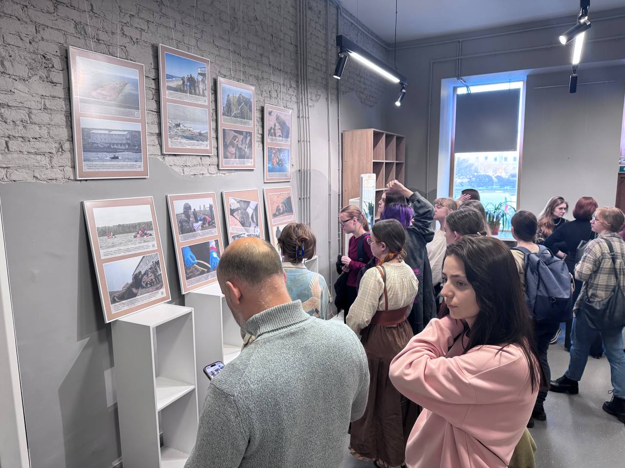 «Попавшие в петлю»: на Казанской, 1 открыта фотовыставка о спасении морских млекопитающих