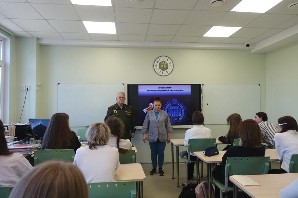 10 апреля 2026г. Пашкин С.Б. и Луговая В.Ф. провели профориентационную беседу с учащимися выпускных классов и школьниками классов военно-патриотической направленности