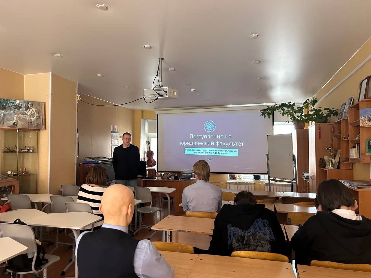 В рамках работы по привлечению абитуриентов на образовательные программы юридического факультета для старшеклассников ГБОУ гимназии № 586 был проведен профориентационный урок