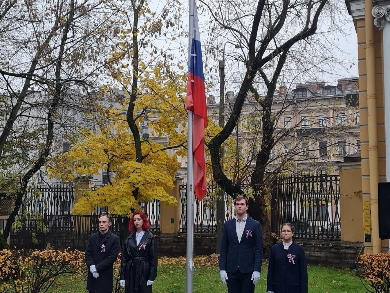 Студент Института принял участие в церемонии поднятия Государственного флага Российской Федерации в Герценовском университете 