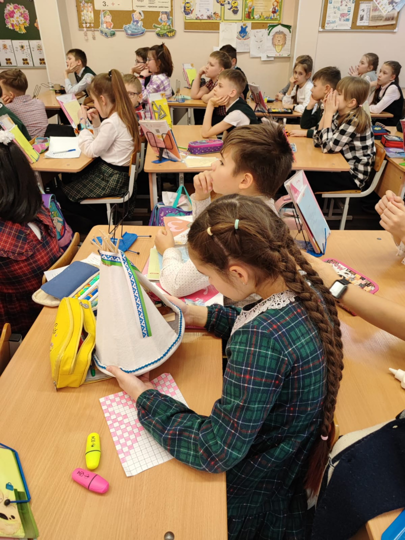 12 марта 2024 года в рамках подготовки к Фестивалю национальных культур народов России в лицее № 590 Красносельского района состоялся тематический урок, посвященный эвенкийской культуре для обучающихся 3 "в" класса