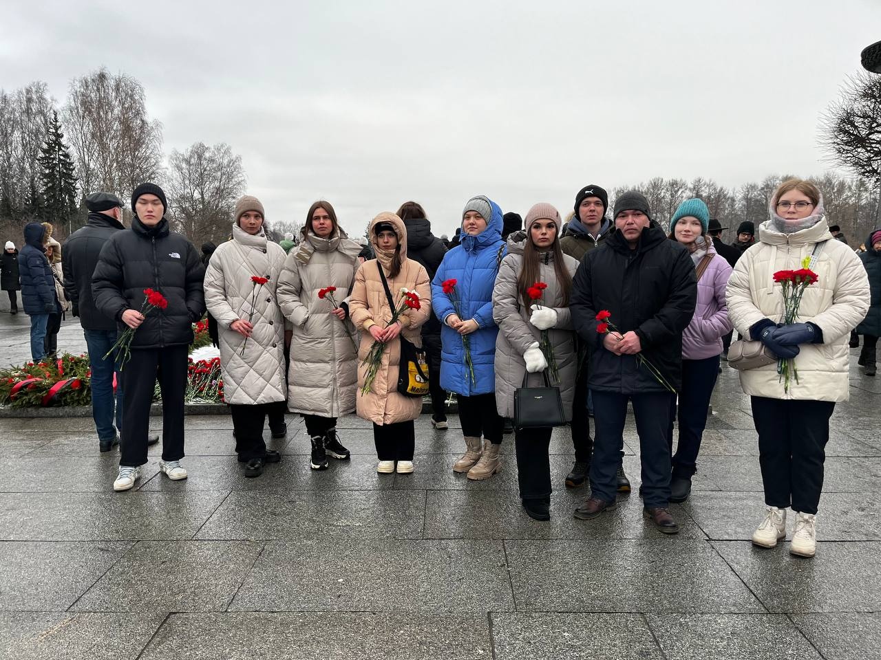 Возложение цветов на пискаревском кладбище