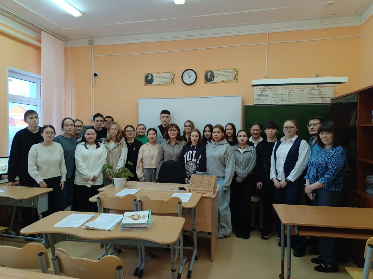 21 ноября 2024 года старший преподаватель кафедры уральских языков, фольклора и литературы Валенкова Виктория Васильевна провела профориентационную встречу со школьниками и учителями в МОУ Школа с. Харсаим Приуральского района ЯНАО 