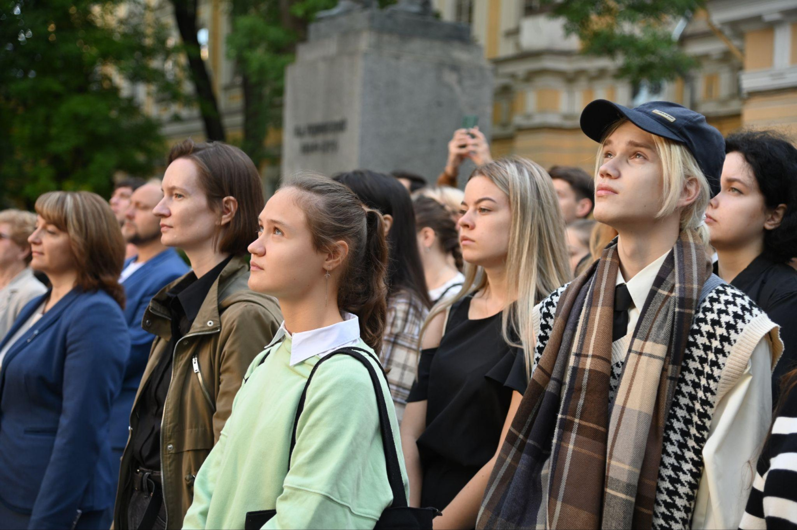 Новый учебный год начался с церемонии поднятия флага Российской Федерации