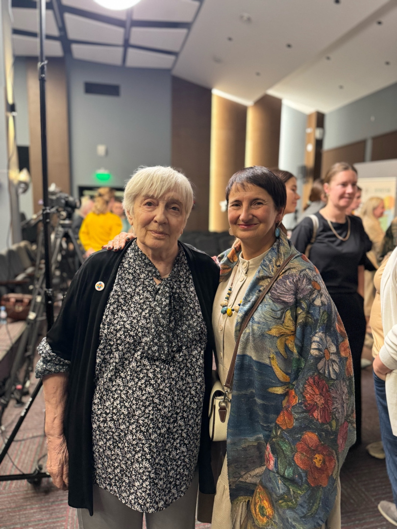 Ахутина и Елисеева, Дискуссионный клуб.jpg