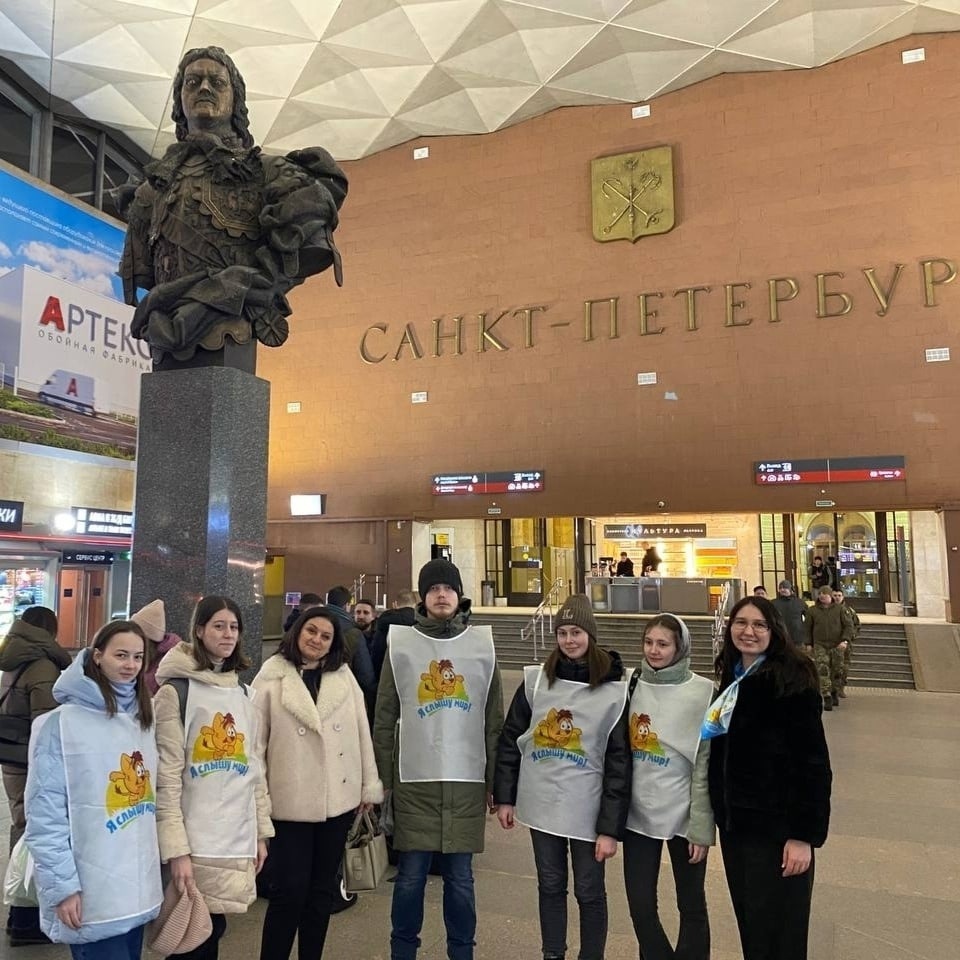 11 Санкт-Петербург волонтеры встречают сеемьи.jpg