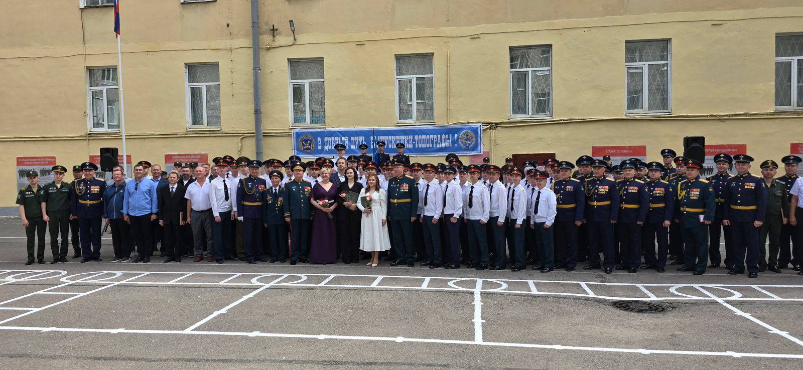 Артисты герценовского Студенческого дворца культуры поздравили выпускников ВКА им. А. Ф. Можайского 