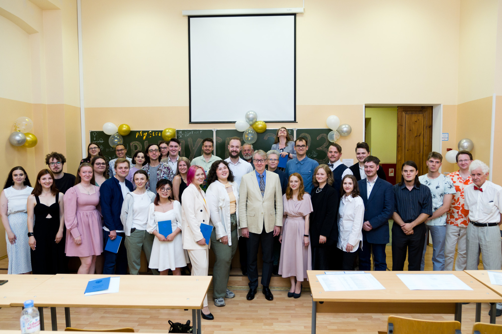 Выпускникам бакалавриата и магистратуры института физики вручили дипломы