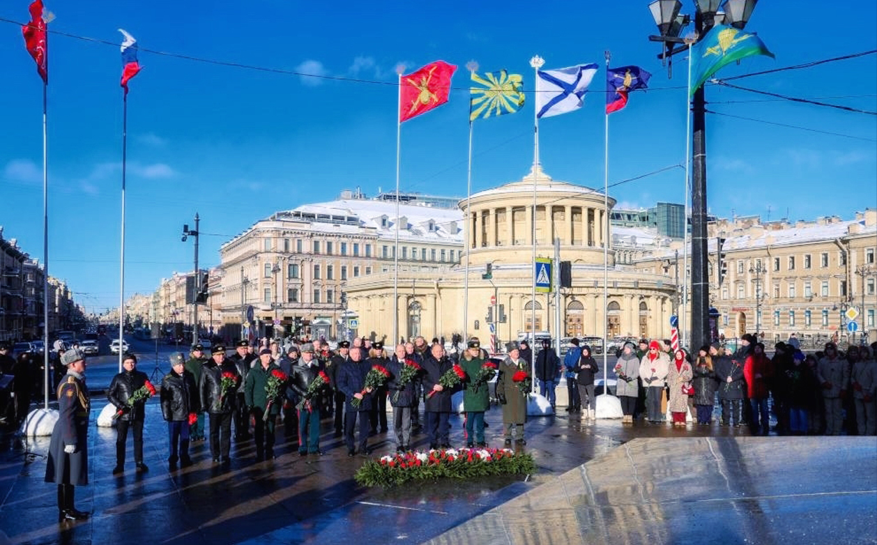 Студенты института — участники торжественно-траурной церемонии возложения цветов к обелиску "Городу-Герою Ленинграду"