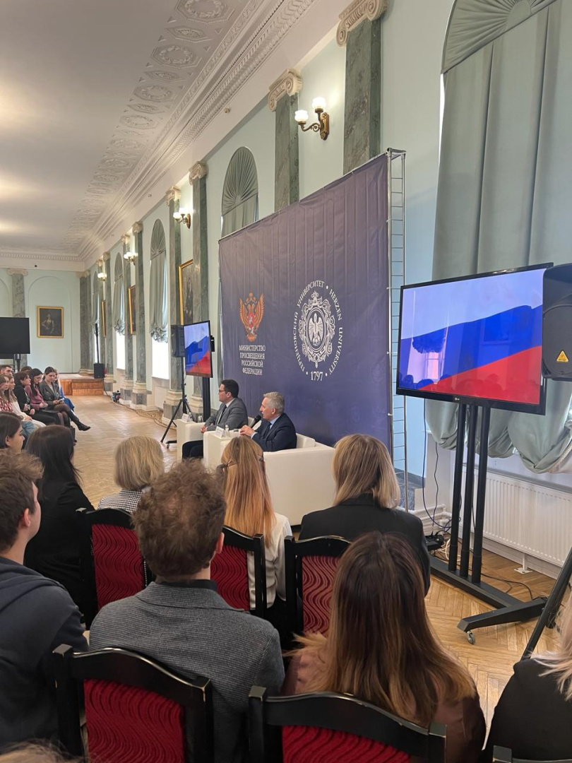 Состоялась встреча ректора со студентами, чьи родственники принимают участие в СВО