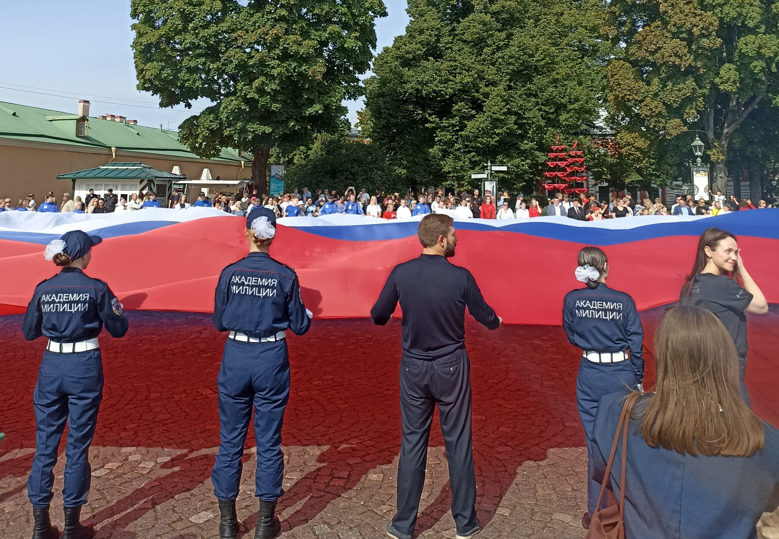 Герценовцы развернули в Петропавловской крепости 50-метровый триколор