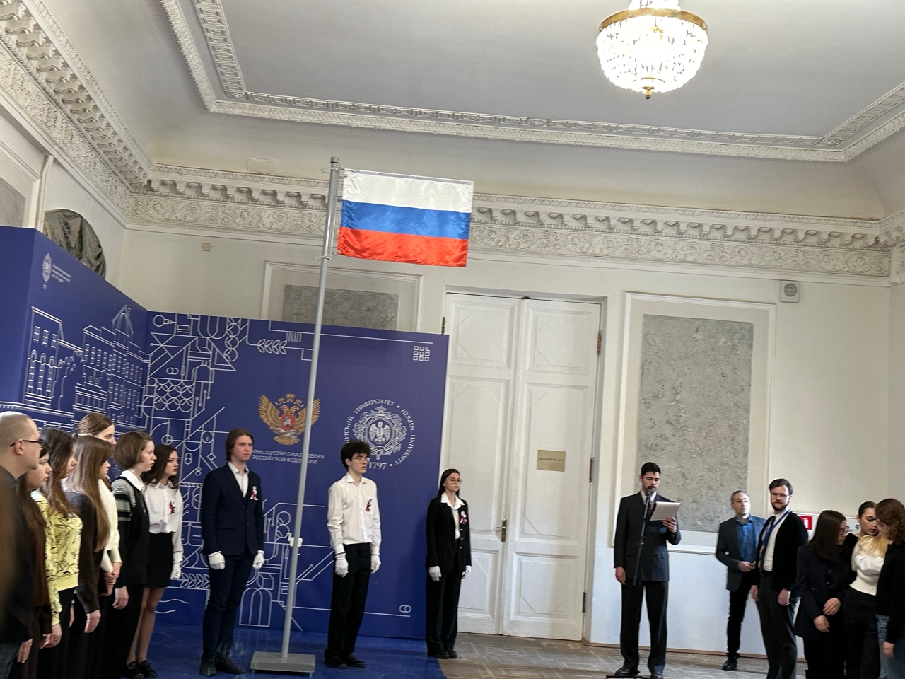 24 февраля рабочая неделя в Герценовском университете началась с торжественной церемонии поднятия Государственного флага Российской Федерации