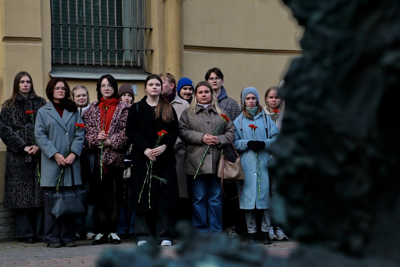 Студенты 1-го курса приняли участие в торжественном возложении цветов к памятнику "Блокадному учителю"