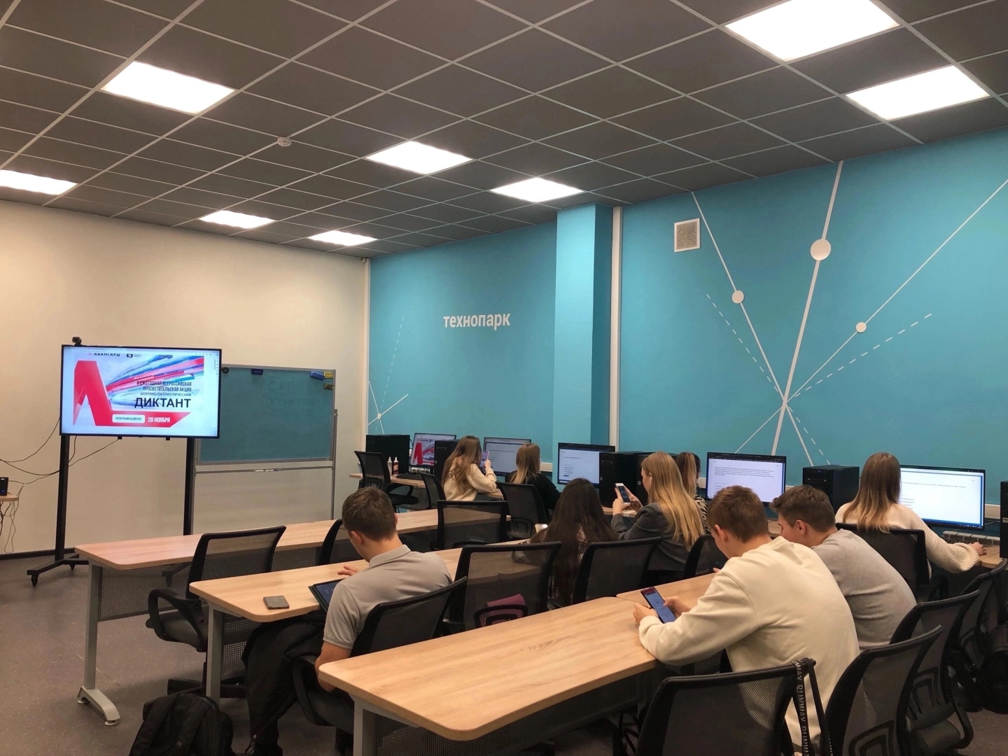 Студенты Герценовского университета приняли активное участие в проведении Всероссийского военно-патриотического диктанта