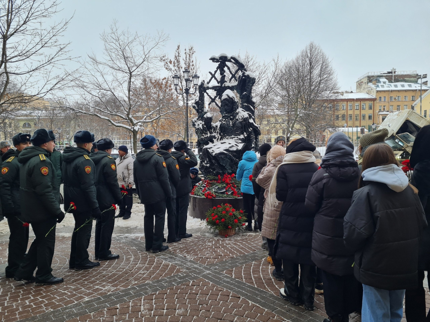 Возложение цветов к памятнику «Блокадного учителя»