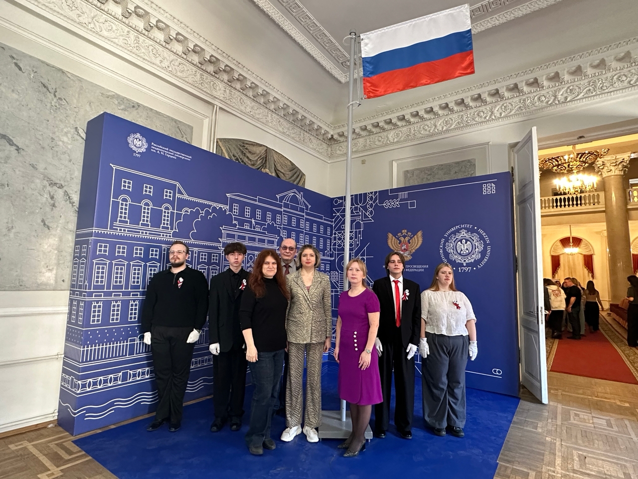 6 апреля рабочая неделя в Герценовском университете началась с торжественной церемонии поднятия Государственного флага Российской Федерации