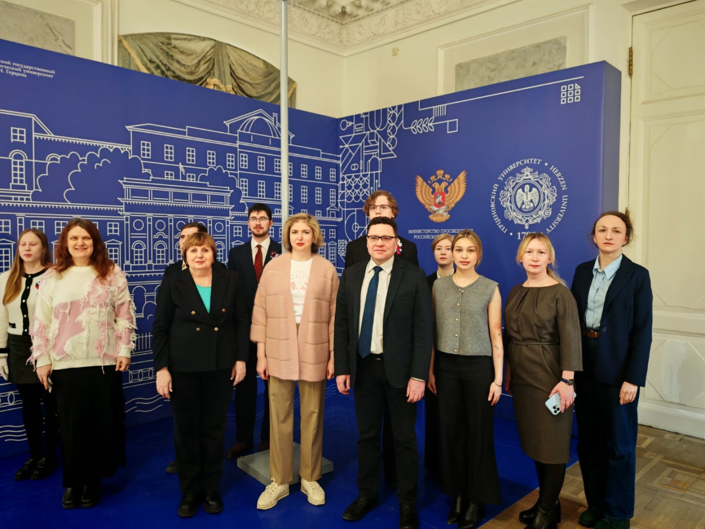 Рабочая неделя в Герценовском университете началась с традиционной церемонии поднятия флага Российской Федерации