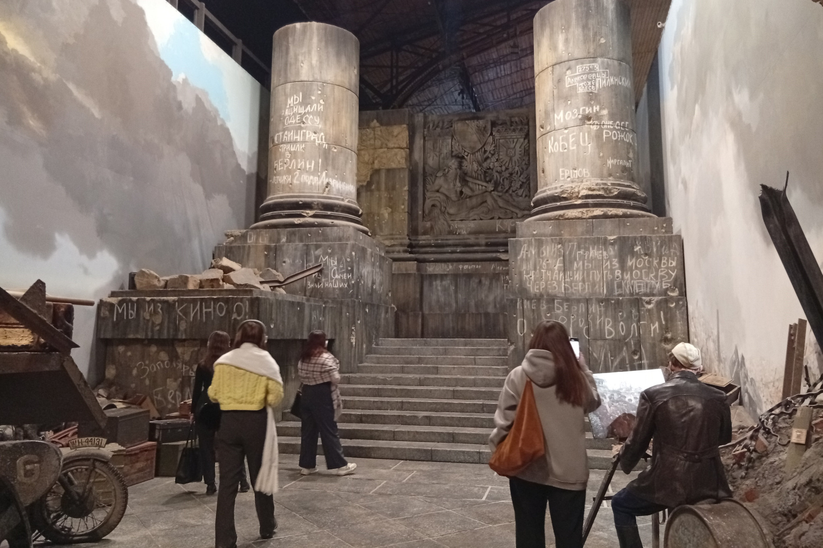 Живая история: студенты института физики на выставке «Пропавшие в кинохронике»