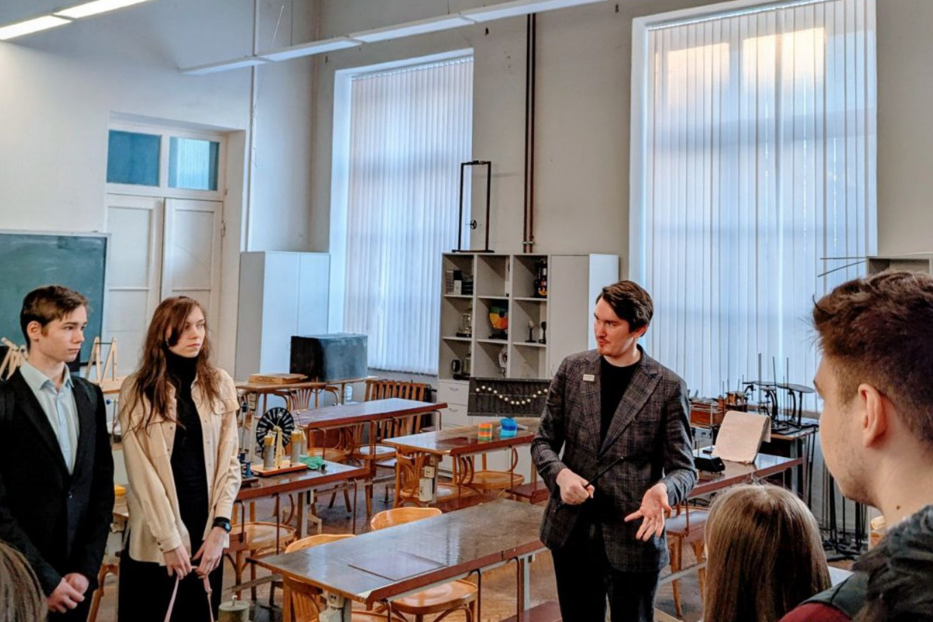 Нанотехнологии, зондирование Земли и мастер-классы: экскурсия старшеклассников в институт физики