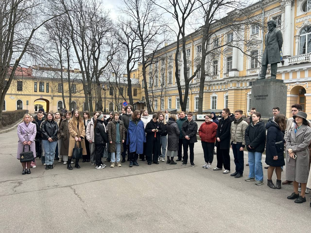 Факультет принял участие в традиционной торжественной церемонии поднятия государственного флага Российской Федерации