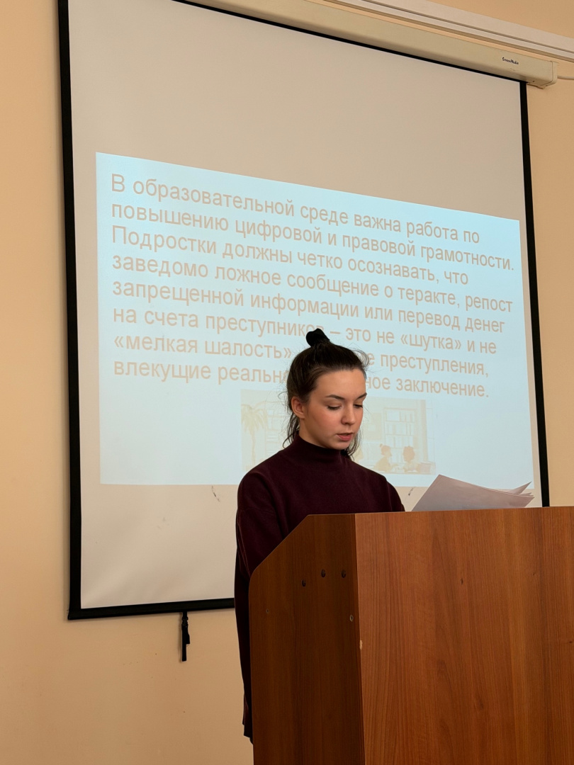 На юридическом факультете прошел круглый стол на тему "Предупреждение терроризма среди несовершеннолетних"