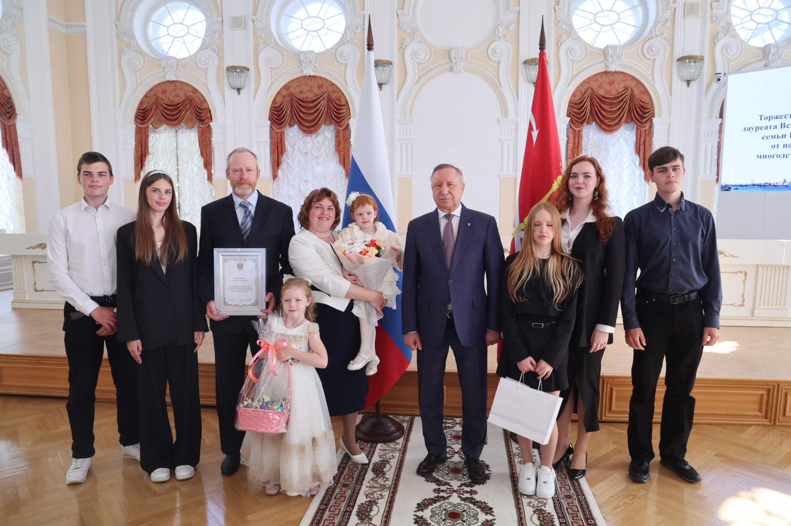 Многодетная семья герценовцев отмечена благодарностью губернатора Санкт-Петербурга