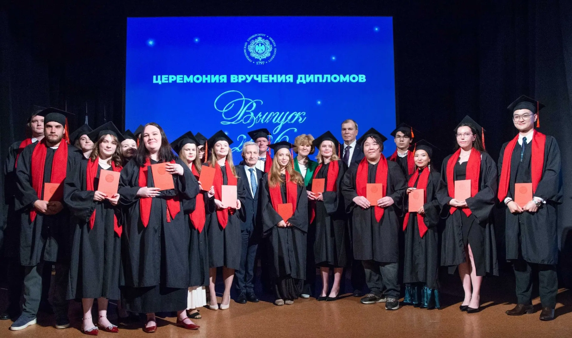 6 июля в Колонном зале РГПУ им. А. И. Герцена ректор университета Сергей Валентинович Тарасов вручил дипломы с отличием выпускникам института философии человека