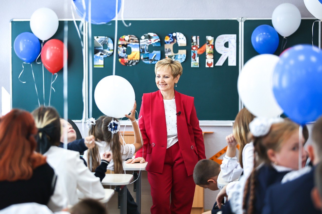 На горячую линию Минпросвещения по подбору педагогов поступило более 1,5 тыс. заявок