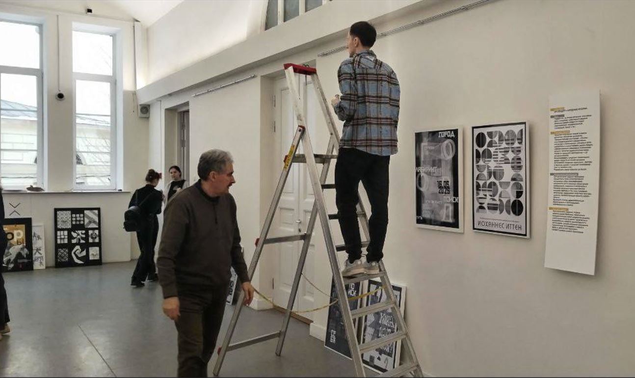 Монтаж выставки «Арт-дизайн в ритме хайку»