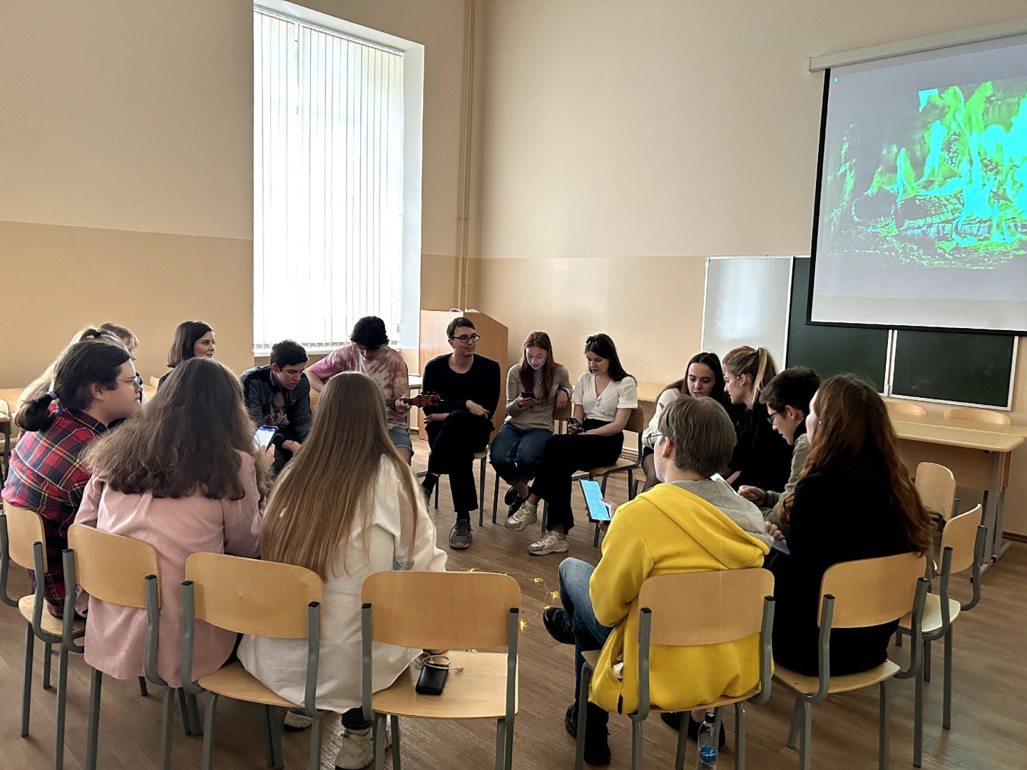 1 июня во 2 корпусе состоялось первое за последнее время мероприятие, объединившее студентов трёх направлений: физиков, информатиков и математиков, - квартирник! 