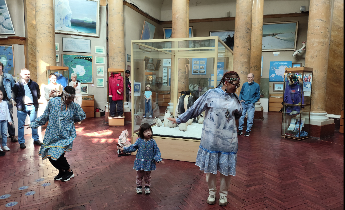 Выступает студенческий ансамбль «Энэр».png