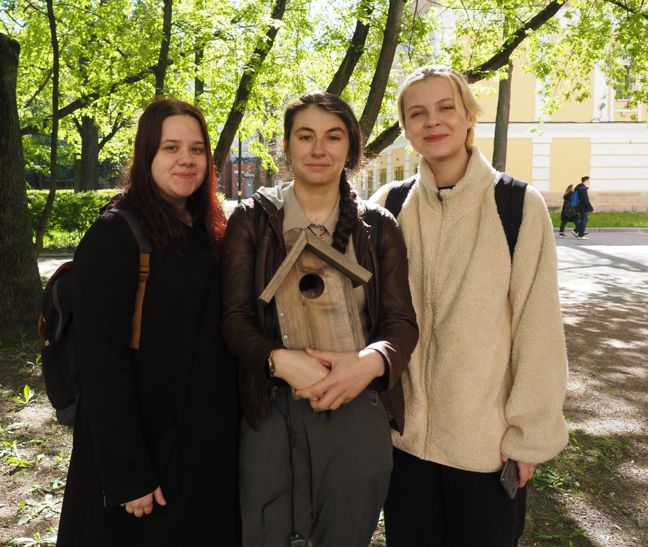 В саду главного корпуса состоялась развеска скворечников и синичников