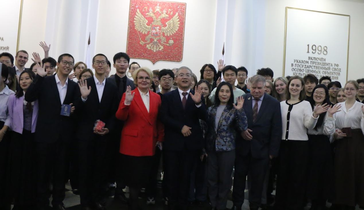 Студенты Института художественного образования на встрече с Генеральным консулом КНР Ло Чжаньхуэем 