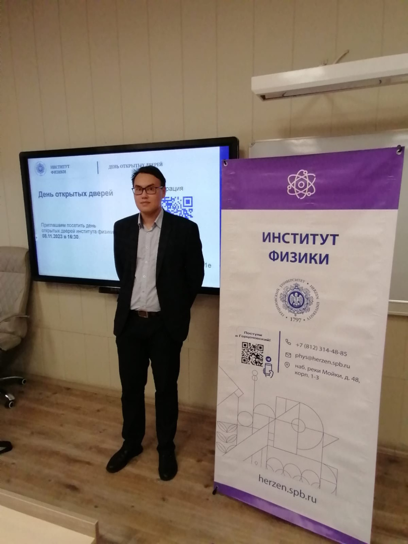 56-4 М.Ю.Яковлев у стенда института.jpg