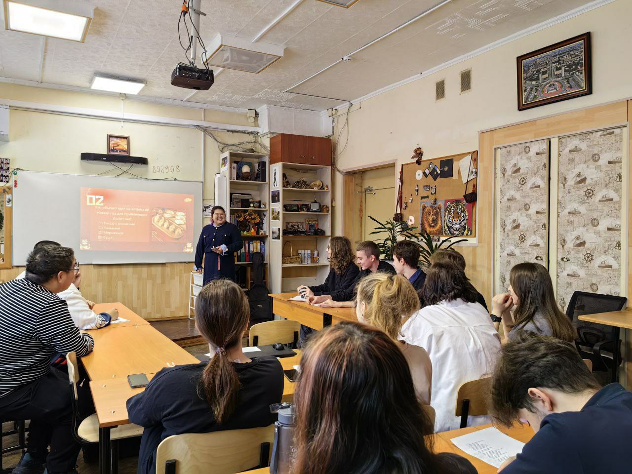 Китайские студенты рассказали школьникам о Празднике Весны