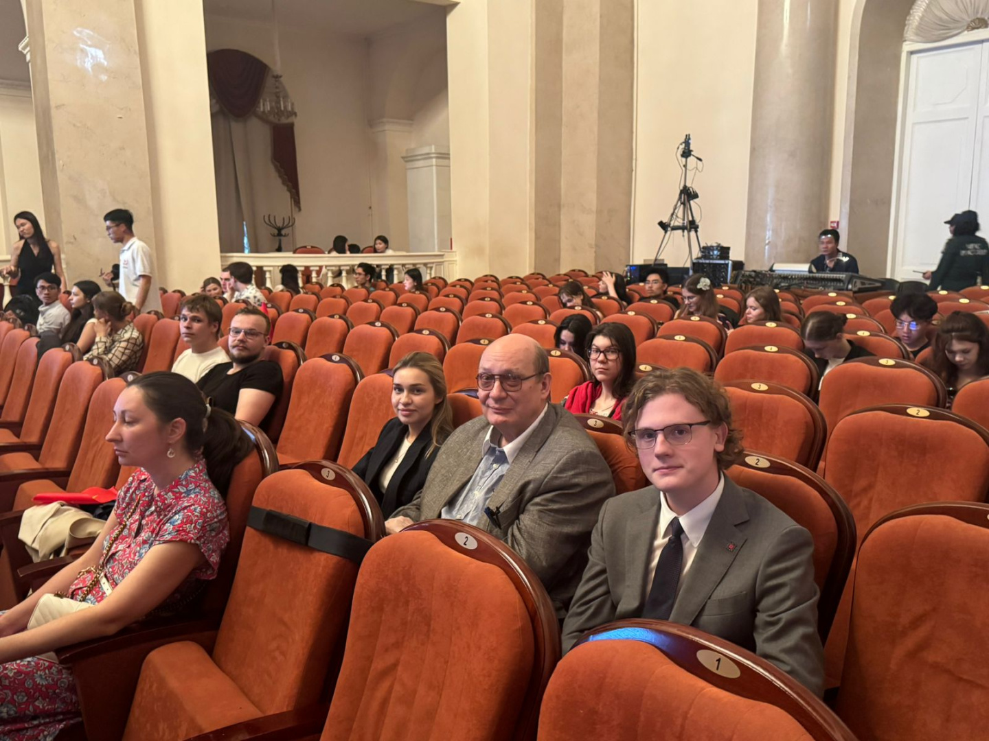 Cтуденты и преподаватели юридического факультета посетили спектакль ханойского театра драмы «Ле Нгок»