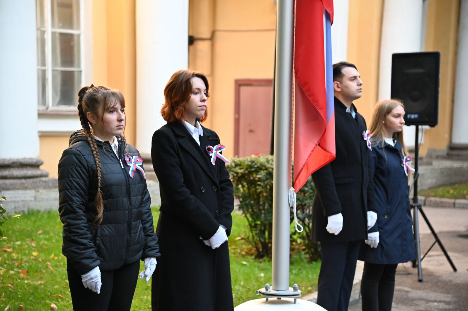 Поднятие флага России ознаменовало начало новой учебной и рабочей недели в Герценовском университете