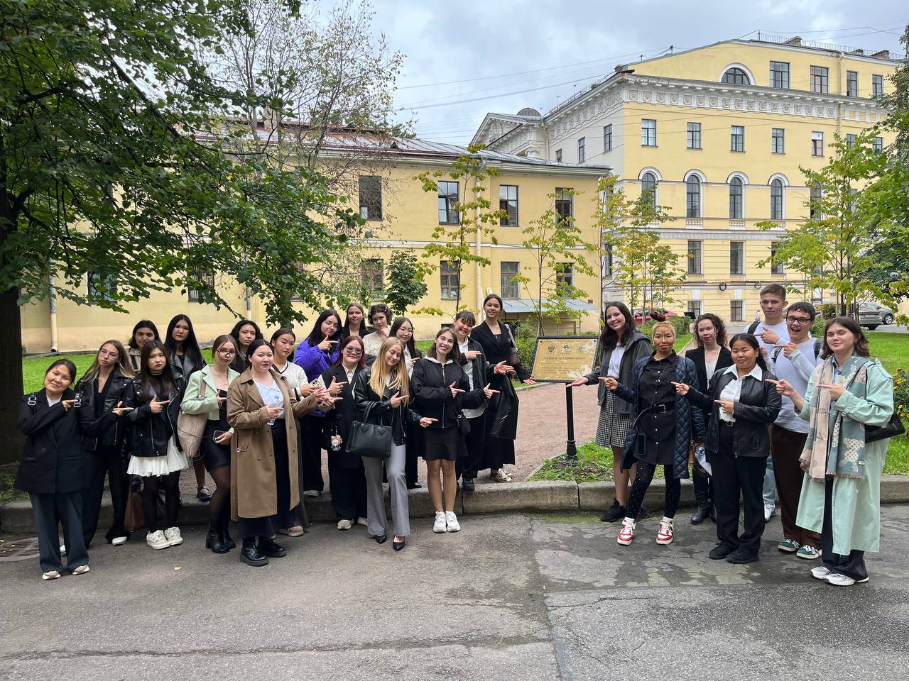 В рамках адаптационных мероприятий студенты 1 курса института народов Севера познакомились с территорией Герценовского университета 