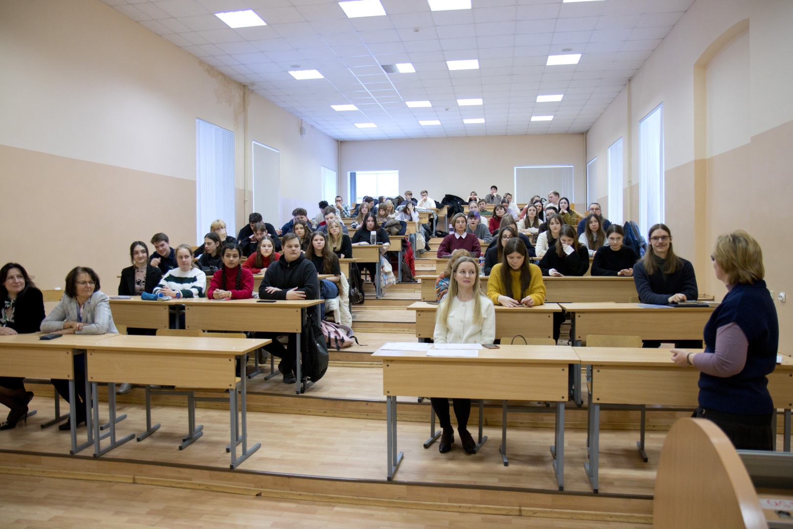 Профессиональный диалог на равных: студенты института физики встретились с молодыми учителями