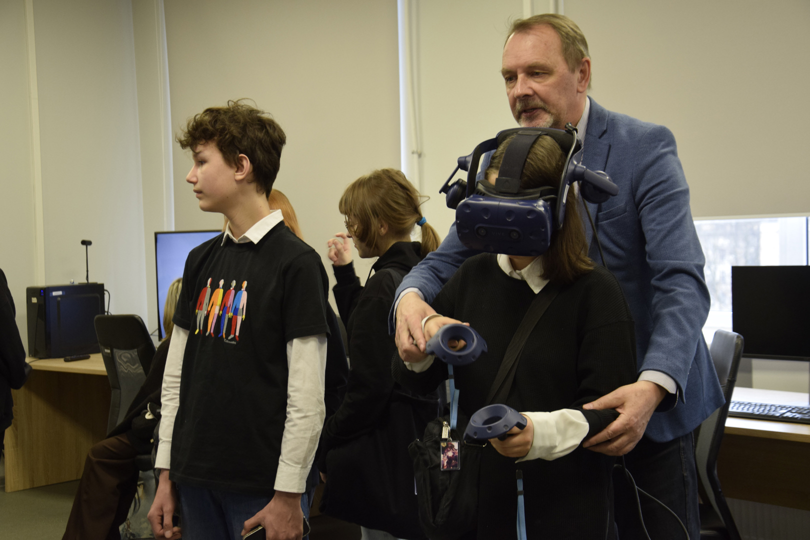 А. П.Тарасенко проводит мастер-класс по VR технологиям.JPG