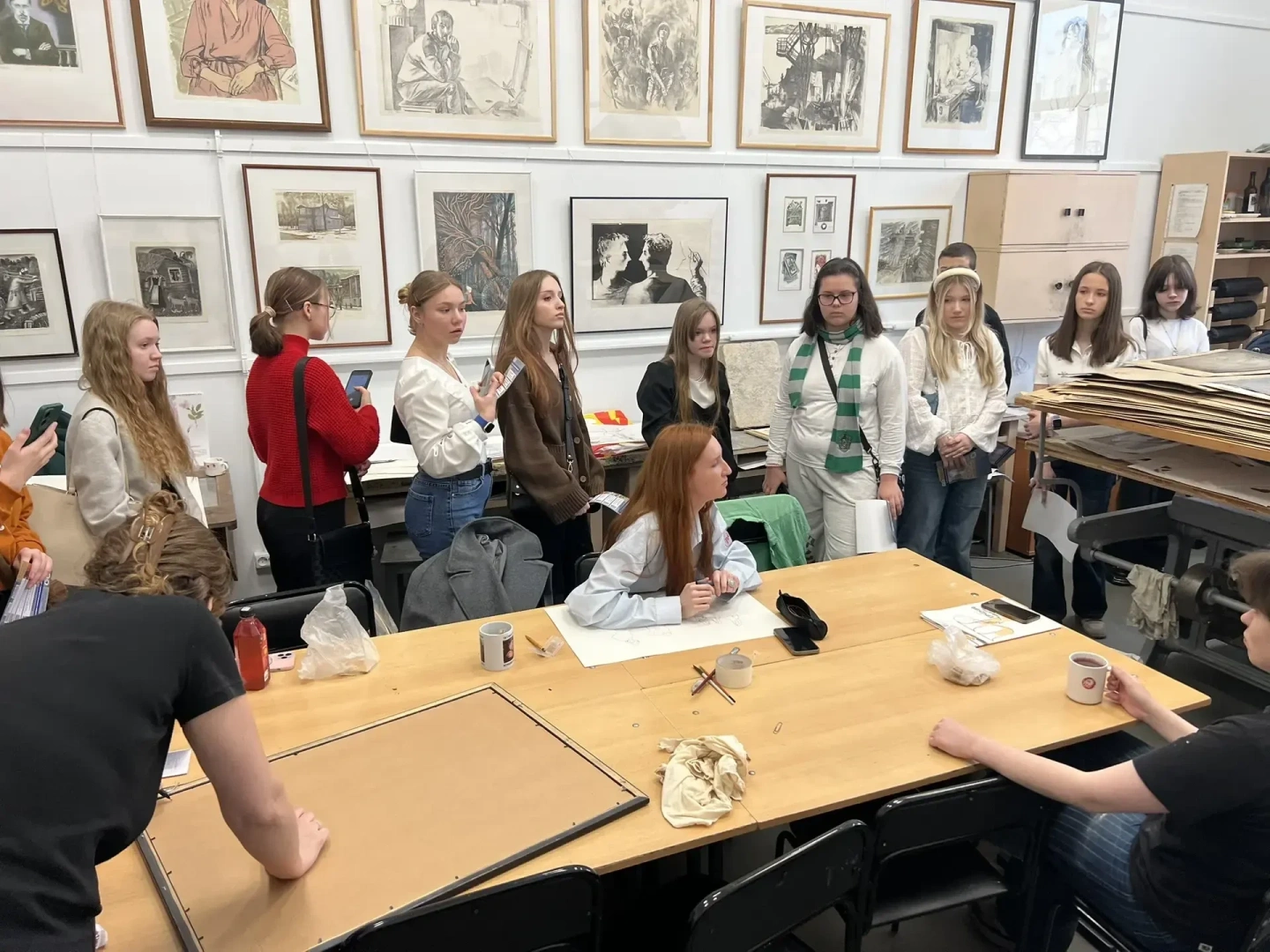 В гостиной кампуса открылась выставка «Фестиваль цветов» и прошёл день творчества для юных художников