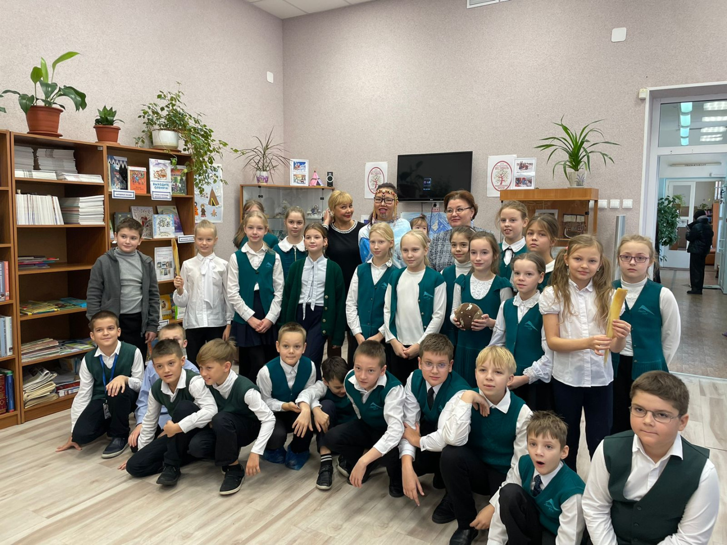 17 ноября 2023 года ассистент кафедры палеоазиатских языков, фольклора и литературы Туре Зоя Геннадьевна провела комплексное занятие с учениками лицея №126 в детской библиотеке-филиале №8 Калининского района