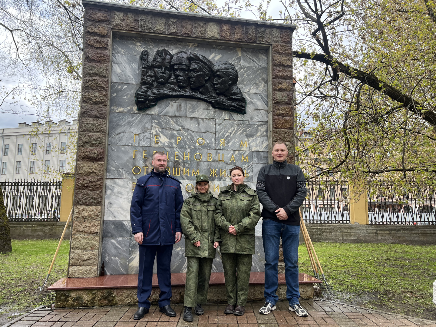 Сотрудники Следственного комитета провели субботник у памятника героям-герценовцам